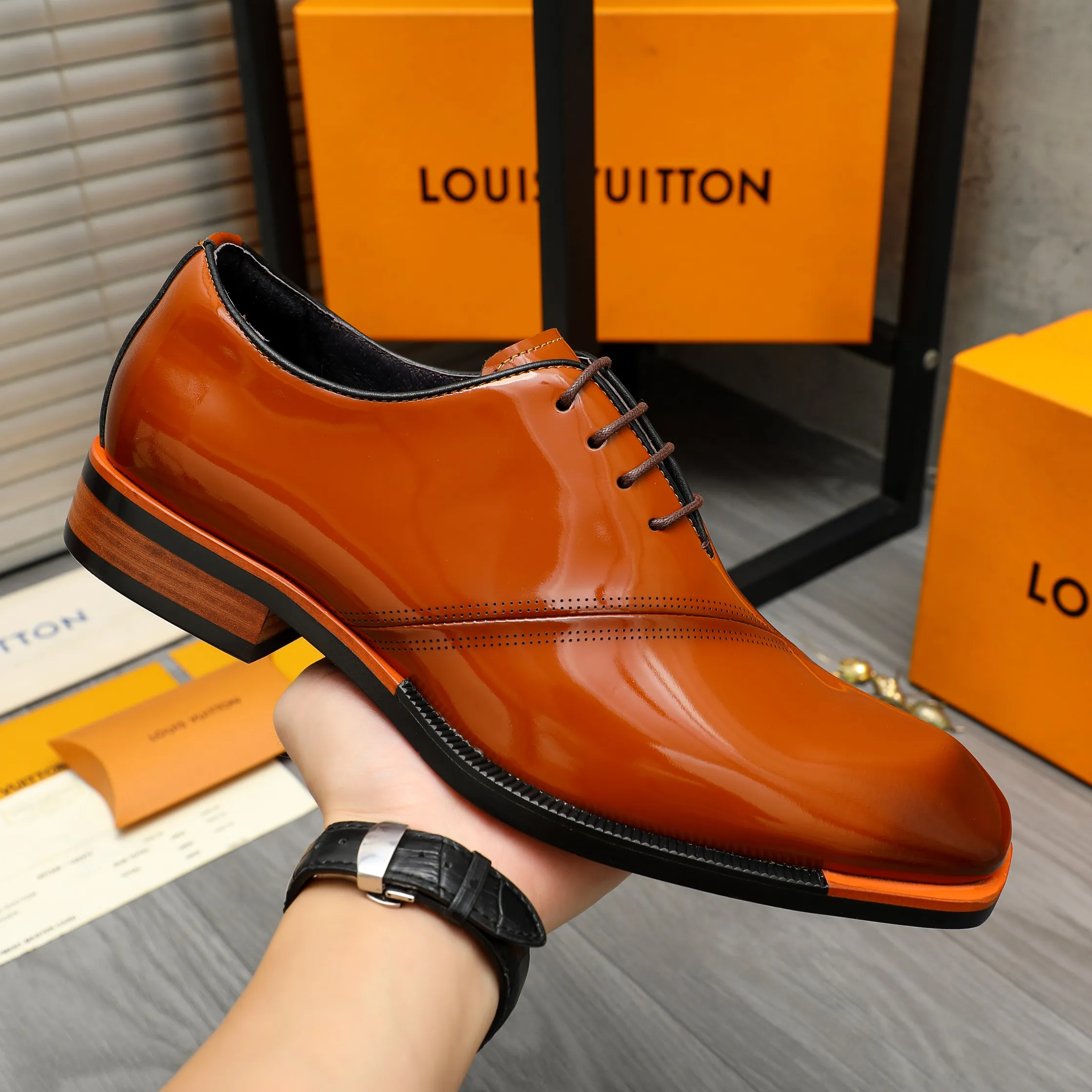 Men's shoes 💰600 Product trademark: LV "Louis Vuitton" business formal lace-up leather shoes Regular size: 37-46 Product material: Selected pearlescent polished cowhide upper, pigskin lining, rubber outsole